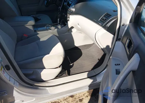 2012 Toyota Highlander Base V6 z USA, uszkodzony, nr VIN 5TDBK3EH3CS137776